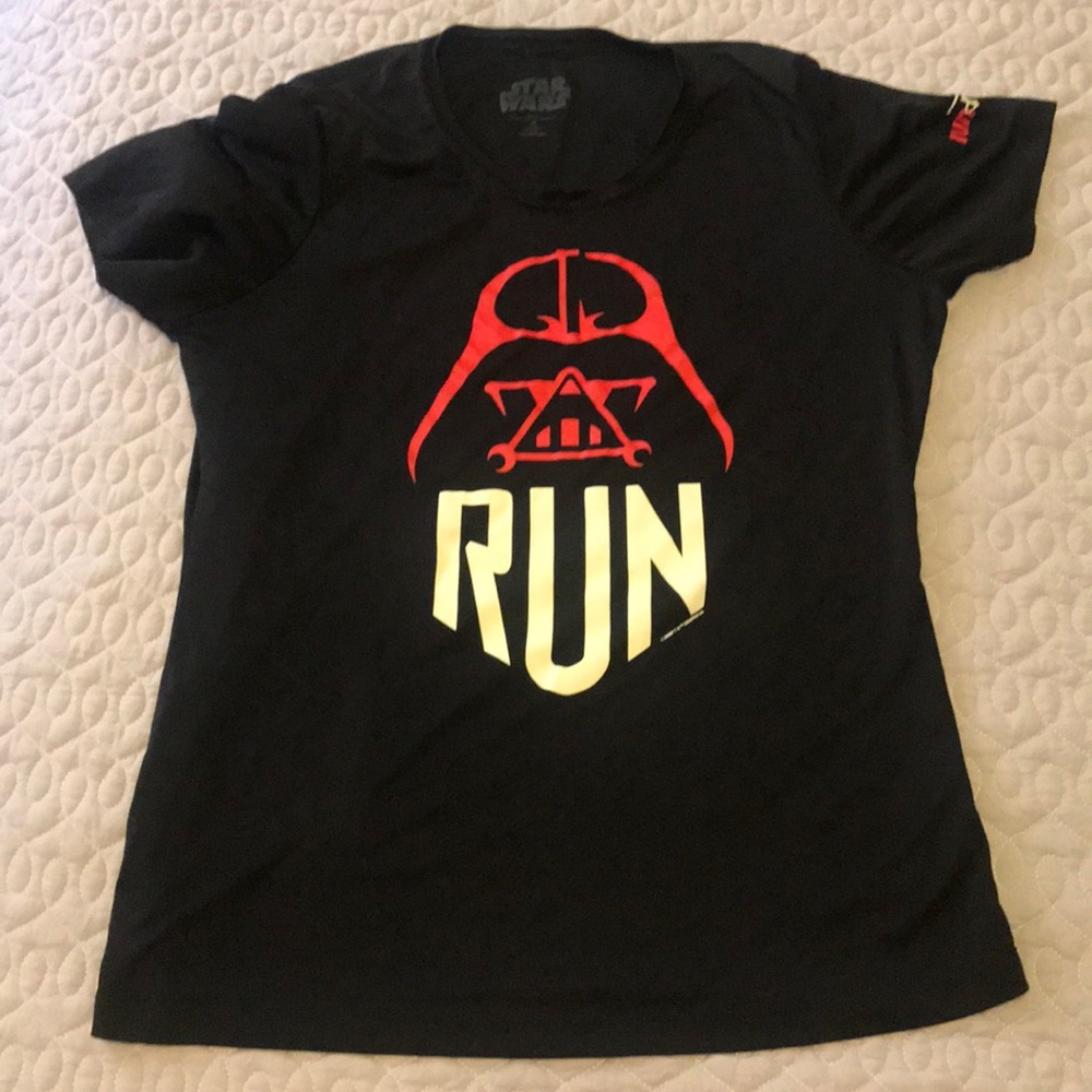 Run Disney running top